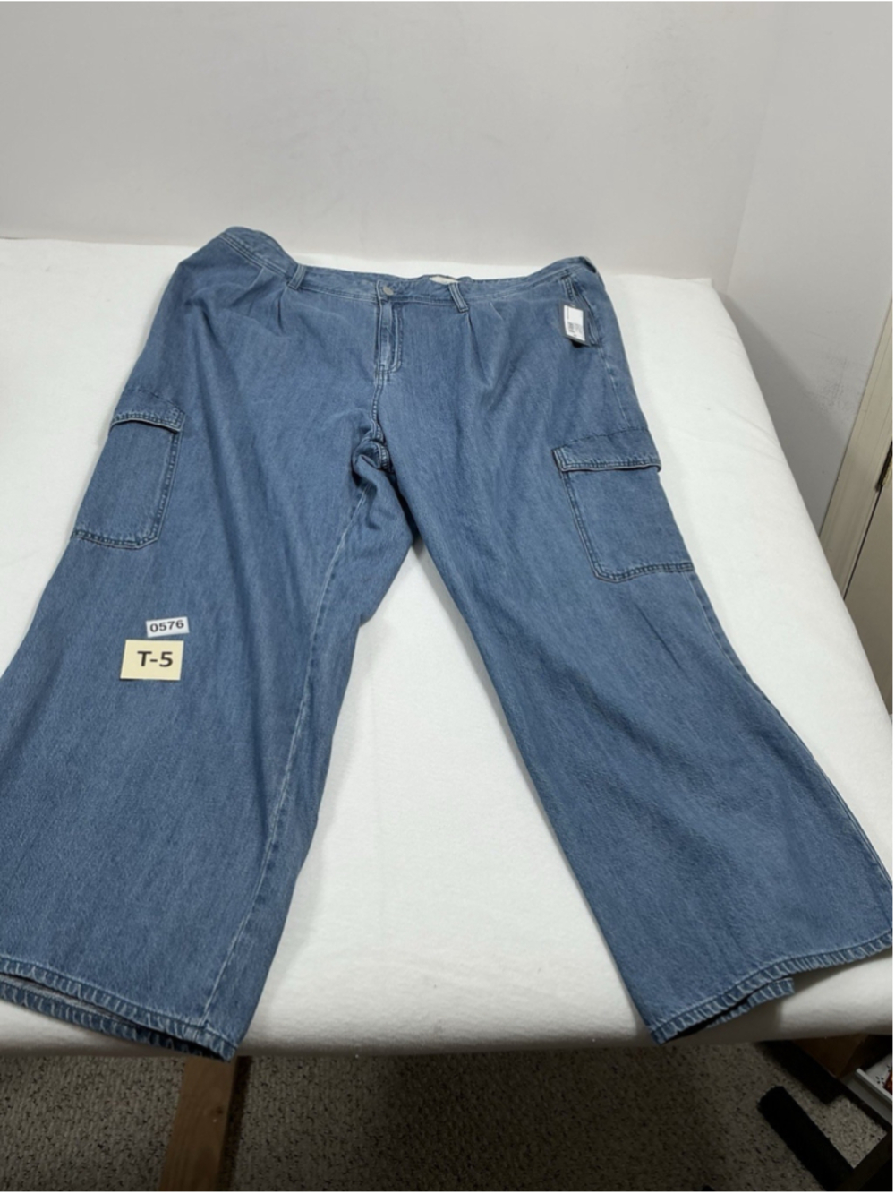 Womans NWT Universal Thread Medium Wash Cargo Blue Jeans Size 28